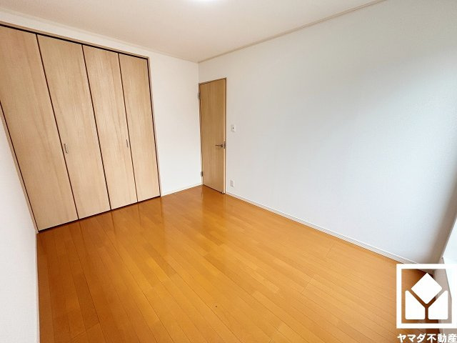 尼崎市大島1丁目の子供部屋|約6帖の2階北側洋室です。お子様のお部屋などにも丁度良い広さ。独立したお部屋なのでプライベートな時間をゆったり過ごせそうです。