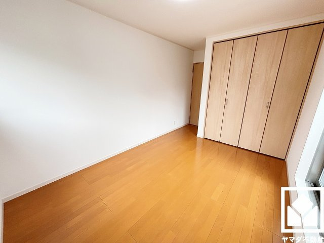 尼崎市大島1丁目の洋室|約6.5帖の2階洋室です。全居室6帖以上のゆとりある居住空間​で、広々お使いいただけます。全居室に収納もございますので、お部屋の広さを最大限に活用できます。