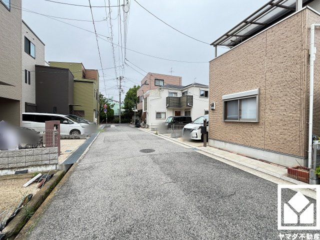 尼崎市大島1丁目の前面道路含む現地写真|「デイリーヤマザキ稲葉荘1丁目店」まで徒歩5分、「グルメシティ西大島店」まで徒歩7分、「ローソン尼崎大島三丁目店」まで徒歩8分など、お買い物施設が徒歩圏内に複数あり便利な住環境です。