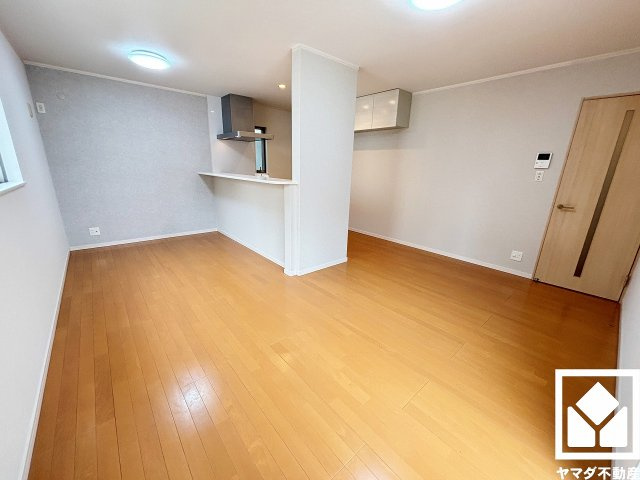 尼崎市大島1丁目の居間・リビング|広々15帖のLDKが魅力。家族全員がリラックスできる、ゆったりとした快適リビングで温かい団らんの時間を。