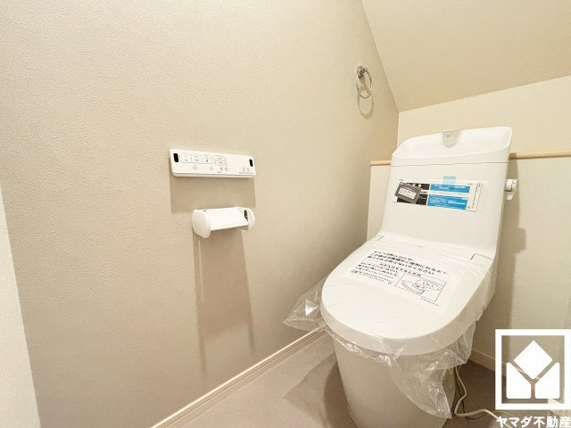 尼崎市大島1丁目のトイレ|明るく清潔感溢れるトイレです。1階・2階の2か所に設置されているので、朝の忙しい時間帯も混雑を避けやすい間取りです。