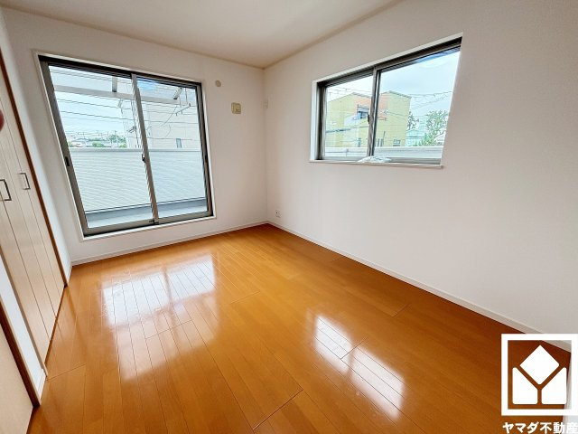 尼崎市大島1丁目の寝室|約6帖の2階南側洋室です。全居室2面採光。明るい陽光がたっぷり差し込む心地よい生活空間です。