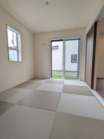 水戸市赤塚1丁目の和室|リビング隣の和室は、来客用やお子様とのお昼寝にぴったりです、洋室仕様の縁なし畳♪