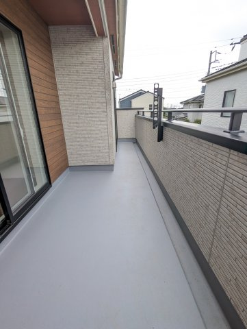 水戸市赤塚1丁目のバルコニー|暖かな日差しのふりそそぐ広々バルコニー、たくさんの洗濯物が干せます～