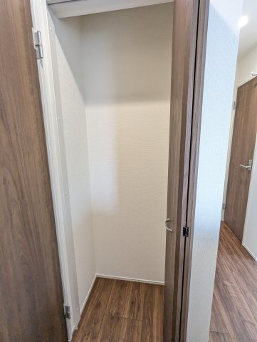 水戸市赤塚1丁目の洋室|各お部屋に収納があり、お部屋がすっきりとお使いいただけます。