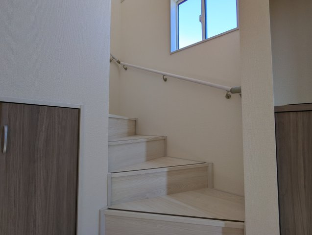 水戸市赤塚1丁目の内装|吹き抜けの階段は明るく、手すり付きで小さなお子様でも安心です