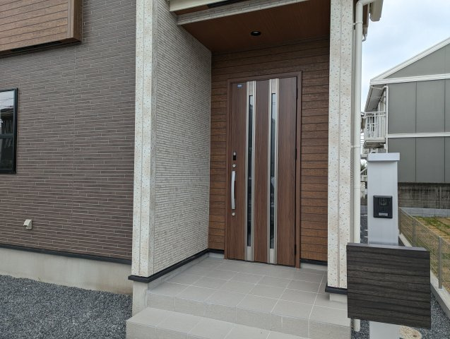水戸市赤塚1丁目の玄関|暖かい印象の玄関です。玄関は住まいの（顔）です～♪新しい生活を新しい家で♪