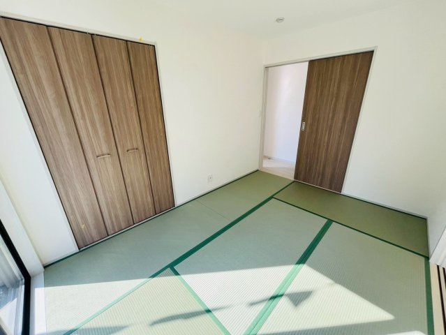 【いろどりアイタウン】　栃木市大宮町　22-P1　全13邸の和室|〇９号棟　和室　6帖〇
陽当たりの良い6帖和室。玄関ホール側にも扉があり、リビングを通らずにお客様をお部屋へ通すことができます（＾＾）
2026年3月撮影