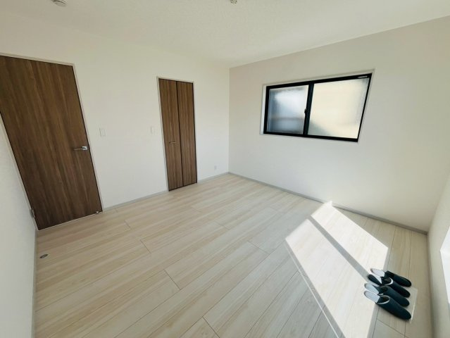 【いろどりアイタウン】　栃木市大宮町　22-P1　全13邸の洋室|〇９号棟　洋室　8帖〇
バルコニー面するウォークインクローゼット付き主寝室。バルコニーへ出入りすることが出来るのでお布団を干す際にとても便利です♪
2026年3月撮影