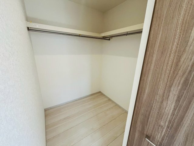 【いろどりアイタウン】　栃木市大宮町　22-P1　全13邸の収納|〇９号棟　ウォークインクローゼット〇
パイプや枕棚で空間を立体的に使います。衣類の種類や使用頻度に合わせて整頓できます♪
2026年3月撮影