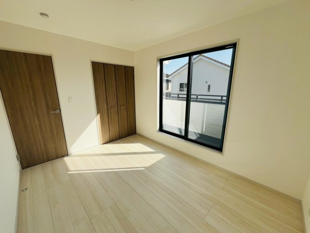 【いろどりアイタウン】　栃木市大宮町　22-P1　全13邸の洋室|〇９号棟　洋室　6帖〇
大きな窓で２階居室にもしっかりと陽ざしが届いて明るい室内♪
2026年3月撮影
