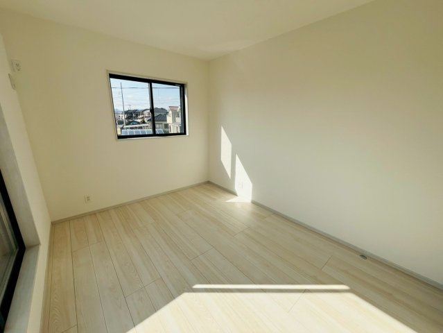 【いろどりアイタウン】　栃木市大宮町　22-P1　全13邸の洋室|〇９号棟　洋室　6帖〇
日差しが注ぎ、心地よい空間です（＾＾）
2026年3月撮影