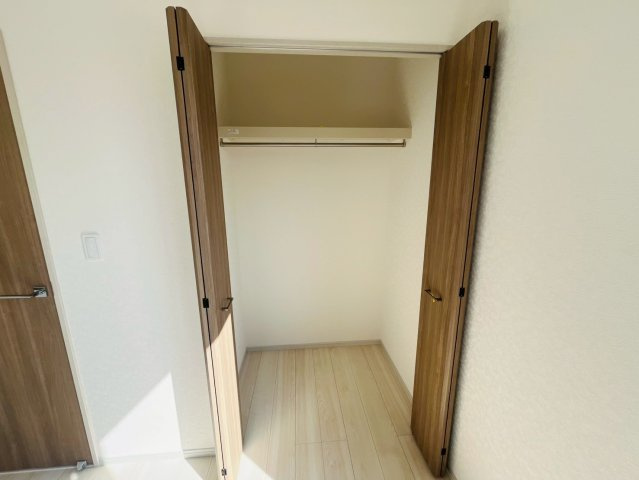 【いろどりアイタウン】　栃木市大宮町　22-P1　全13邸の収納|〇９号棟　クローゼット〇
クローゼットにはパイプハンガーが付いているので、お子様でも上手に収納することができます♪
2026年3月撮影