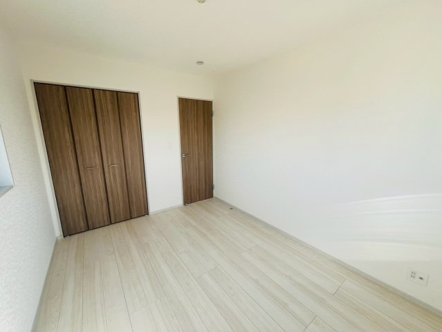 【いろどりアイタウン】　栃木市大宮町　22-P1　全13邸の洋室|〇９号棟　洋室　6帖〇
各居室に収納がございますので最大限お部屋を広く使うことができます♪
2026年3月撮影