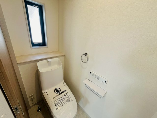 【いろどりアイタウン】　栃木市大宮町　22-P1　全13邸のトイレ|〇９号棟　トイレ〇
ウォシュレット付きトイレ。1.2階にトイレがあるので忙しい朝でも安心です♪
2026年3月撮影