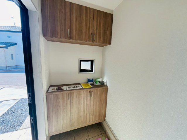 【いろどりアイタウン】　栃木市大宮町　22-P1　全13邸の玄関|〇９号棟　玄関〇
お家の顔にもなる明るい玄関。シューズクロークにご家族分の靴をしまうことができるので、いつでもスッキリ綺麗な玄関を保てます♪
2026年3月撮影