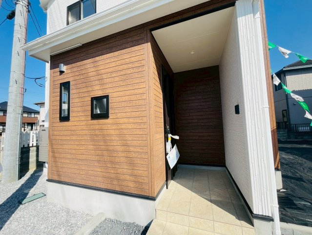 【いろどりアイタウン】　栃木市大宮町　22-P1　全13邸の玄関|〇９号棟　玄関〇
広々とした外の玄関では玄関前が屋根になっておりますので、降雨時も急ぐ必要がありません♪
2026年3月撮影