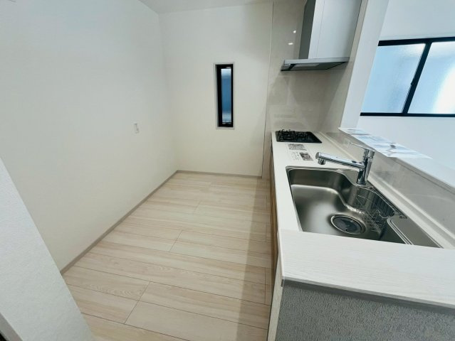 【いろどりアイタウン】　栃木市大宮町　22-P1　全13邸のキッチン|〇９号棟　キッチン〇
自然光で明るい対面キッチン♪広々しているので、ご夫婦で会話を楽しみながらお料理をすることができます。
2026年3月撮影