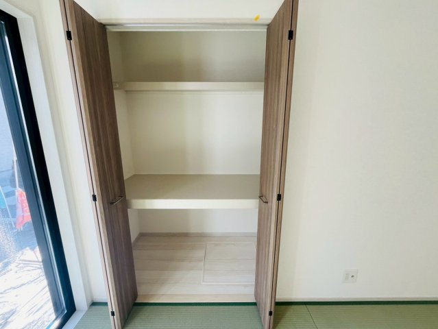 【いろどりアイタウン】　栃木市大宮町　22-P1　全13邸の収納|〇９号棟　収納〇
和室にも収納スペースがございます。来客用の座布団や季節家電をしまっておくことができます。
2026年3月撮影