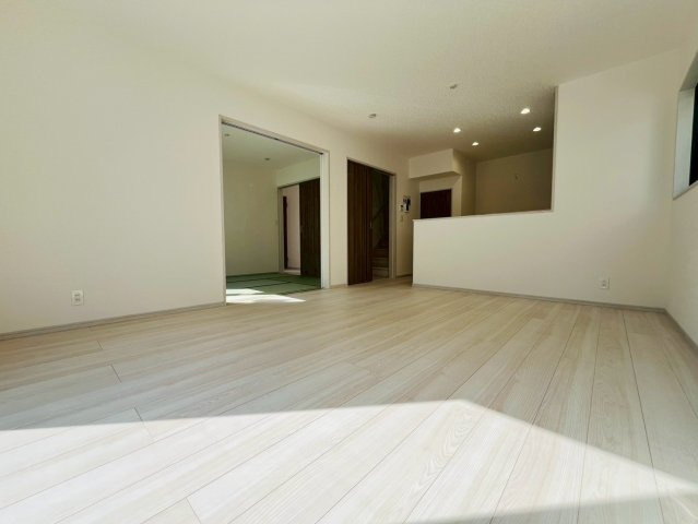 【いろどりアイタウン】　栃木市大宮町　22-P1　全13邸の居間・リビング|〇９号棟　リビング〇
明るいリビング。続き間の和室と合わせると更に開放的な空間が広がります♪
2026年3月撮影