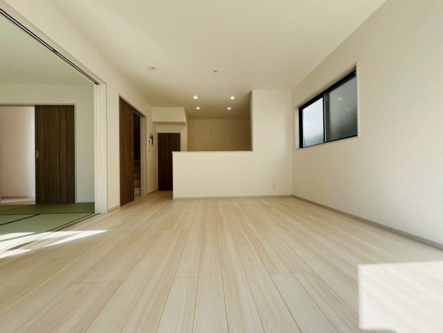 【いろどりアイタウン】　栃木市大宮町　22-P1　全13邸の居間・リビング|〇９号棟　リビング〇
奥行きのあるリビング。対面キッチンなので、家族との会話を楽しみながら料理を作ることができます♪
2026年3月撮影