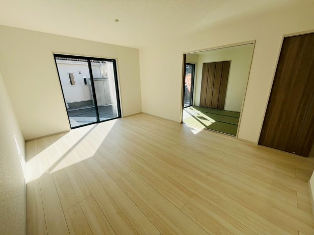 【いろどりアイタウン】　栃木市大宮町　22-P1　全13邸の居間・リビング|〇９号棟　リビング〇
南面には掃出し窓があり、明るく開放感のあるリビングです♪
2026年3月撮影