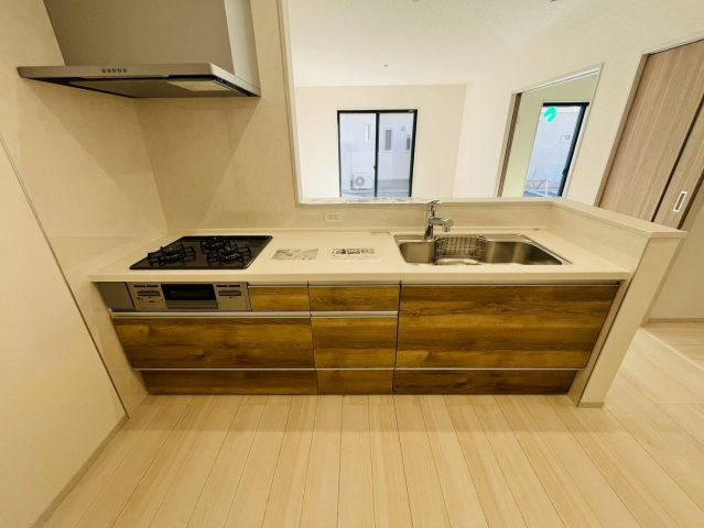 【いろどりアイタウン】　栃木市大宮町　22-P1　全13邸のキッチン|〇９号棟　キッチン〇
お料理をしながら、後片付けをしながら会話がはずむ対面キッチン。リビングが見渡せるので小さいお子様がいても安心です（＾＾）
2026年3月撮影