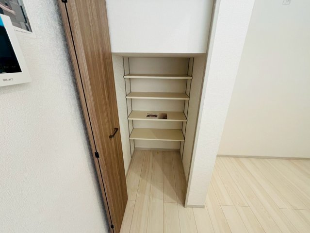 【いろどりアイタウン】　栃木市大宮町　22-P1　全13邸の収納|〇９号棟　パントリー〇
キッチン横にはパントリーを設置しました。食材の保存やキッチン用品などをしまっておくことができます♪
2026年3月撮影