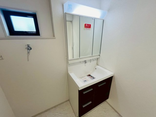 【いろどりアイタウン】　栃木市大宮町　22-P1　全13邸の独立洗面台|〇９号棟　洗面化粧台〇
三面鏡の大きな洗面台は、収納スペースも充実♪鏡の裏も収納スペースになっております。
2026年3月撮影