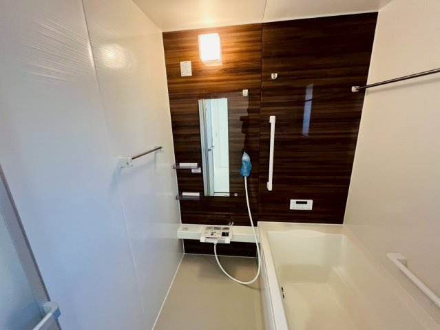 【いろどりアイタウン】　栃木市大宮町　22-P1　全13邸の浴室|〇９号棟　浴室〇
壁のアクセントがお洒落な浴室（＾＾）寒い日のお風呂や雨の日のお洗濯に便利な浴室暖房乾燥機付き♪
2026年3月撮影