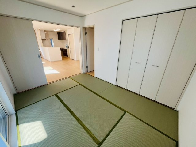 【いろどりアイタウン】　栃木市大宮町　22-P1　全13邸の和室|〇１２号棟　和室　6帖〇
リビングと続き間の和室です。お子様のお昼寝スペースとしてもご活用いただけます♪リビングにいながらお子様の様子を見守ることができます（＾＾）
2026年3月撮影