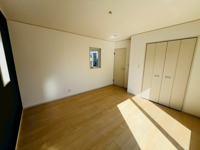 【いろどりアイタウン】　栃木市大宮町　22-P1　全13邸の洋室|〇１２号棟　洋室　8.375帖〇
バルコニー面するウォークインクローゼット付き主寝室。バルコニーへ出入りすることが出来るのでお布団を干す際にとても便利です♪
2026年3月撮影