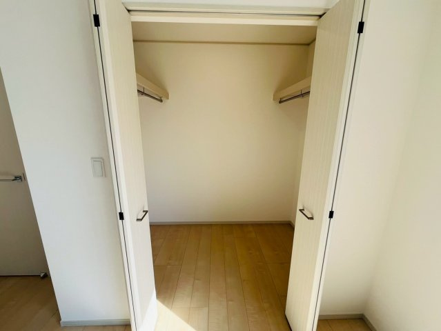 【いろどりアイタウン】　栃木市大宮町　22-P1　全13邸の収納|〇１２号棟　ウォークインクローゼット〇
パイプや枕棚で空間を立体的に使います。衣類の種類や使用頻度に合わせて整頓できます♪
2026年3月撮影