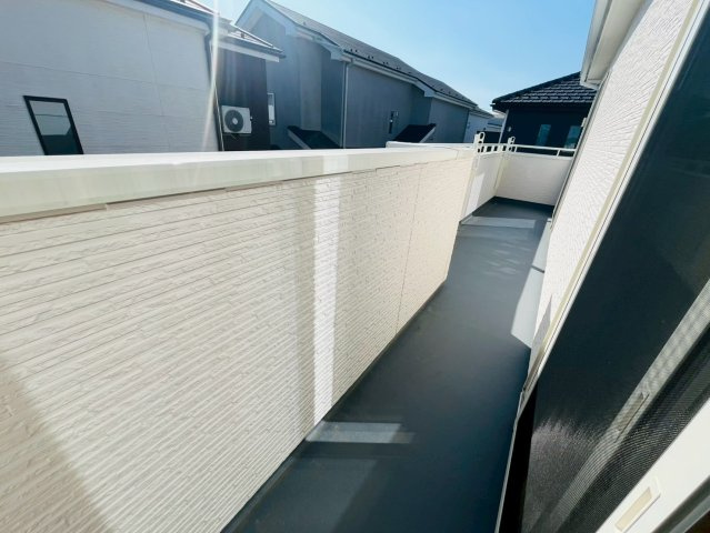 【いろどりアイタウン】　栃木市大宮町　22-P1　全13邸のバルコニー|〇１２号棟　バルコニー〇
日当たり良好なバルコニー♪２居室から出入りできるので、お布団を干す際にもとても便利です（＾＾）
2026年3月撮影