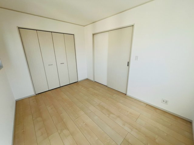 【いろどりアイタウン】　栃木市大宮町　22-P1　全13邸の洋室|〇１２号棟　洋室　6帖〇
各居室に収納がございますので最大限お部屋を広く使うことができます♪
2026年3月撮影