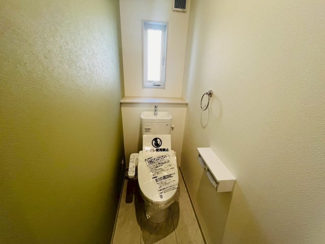 【いろどりアイタウン】　栃木市大宮町　22-P1　全13邸のトイレ|〇１２号棟　トイレ〇
ウォシュレット付きトイレ。1.2階にトイレがあるので忙しい朝でも安心です♪
2026年3月撮影