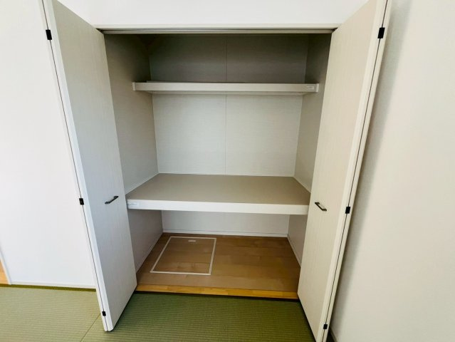【いろどりアイタウン】　栃木市大宮町　22-P1　全13邸の収納|〇１２号棟　収納〇
和室にも収納スペースがございます。来客用の座布団や季節家電をしまっておくことができます。
2026年3月撮影