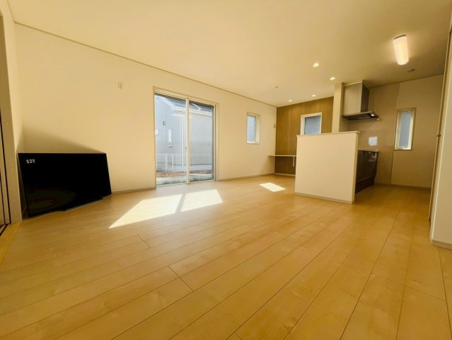 【いろどりアイタウン】　栃木市大宮町　22-P1　全13邸の居間・リビング|〇１２号棟　リビング〇
南面には掃出し窓があり、明るく開放感のあるリビングです♪
2026年3月撮影