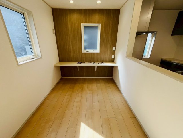 【いろどりアイタウン】　栃木市大宮町　22-P1　全13邸の居間・リビング|〇１２号棟　リビング〇
リビングにはカウンターがございます。お子様のお勉強スペースに、お父さんお母さんのワーキングスペース、家事スペースに使い方いろいろ便利なスペースです♪
2026年3月撮影
