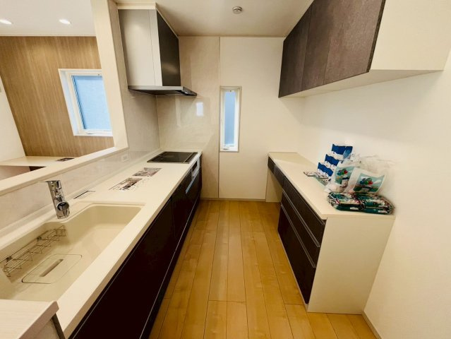 【いろどりアイタウン】　栃木市大宮町　22-P1　全13邸のキッチン|〇１２号棟　キッチン〇
収納力豊富なカップボード付き♪家電やゴミ箱を綺麗に収納し、キッチンの作業スペースもしっかり確保されます（＾＾）
2026年3月撮影