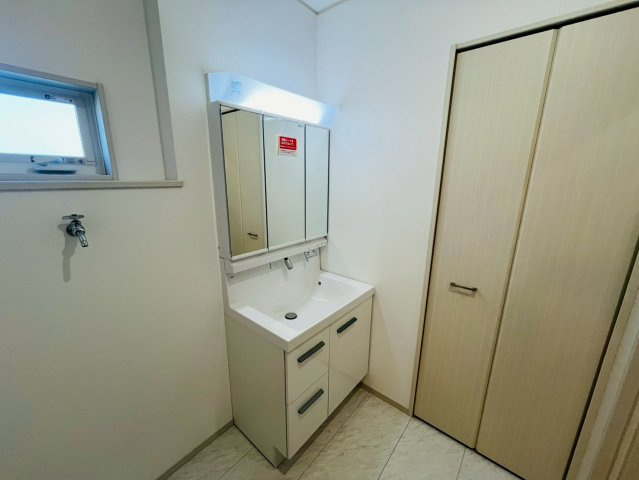 【いろどりアイタウン】　栃木市大宮町　22-P1　全13邸の独立洗面台|〇１２号棟　洗面化粧台〇
明るい洗面脱衣室♪小窓があるので、換気もしっかりできます（＾＾）
2026年3月撮影