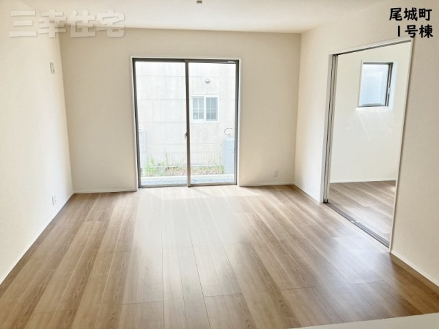 碧南市尾城町1号棟の居間・リビング|16.75帖のリビングは4.5帖の洋室と続き間になって21.25帖の広々とした大空間に