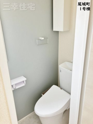 碧南市尾城町1号棟のトイレ|2階のトイレもシャワートイレ。トイレ収納あります