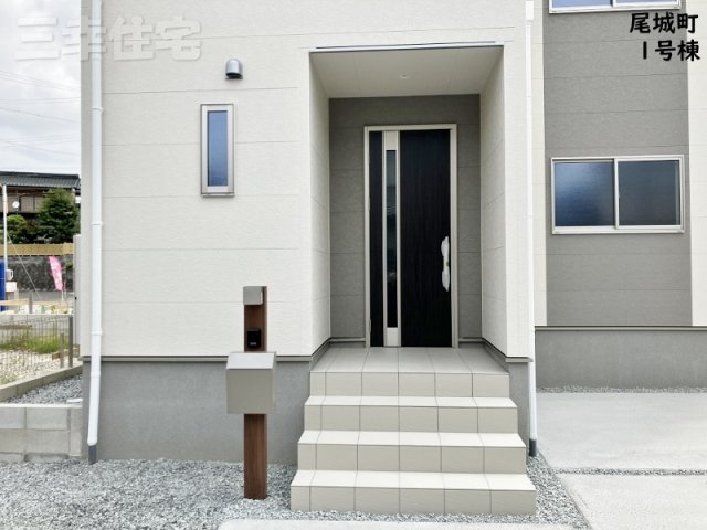 碧南市尾城町1号棟の玄関|玄関の鍵はスマートキーで防犯対策にもなります