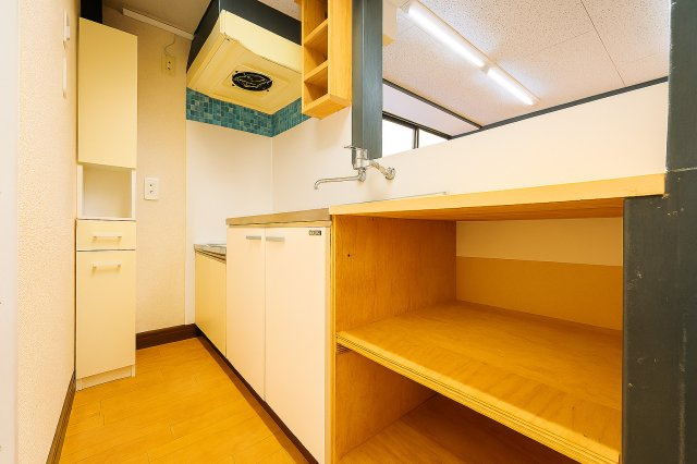 墨田区京島1丁目戸建のキッチン|コンパクトながら使い勝手の良いキッチン。収納力もしっかり確保されています。