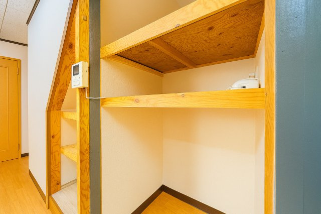 墨田区京島1丁目戸建の収納|収納力抜群のクローゼットが、お部屋をいつもすっきりと整えてくれます。見た目も美しく、生活感を上手に隠しながら、快適で居心地の良い空間を実現。日々の暮らしをもっと豊かに彩ります。