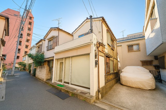 墨田区京島1丁目戸建の外観|洗練されたフォルムと落ち着いた色調が、街並みにやさしく溶け込む佇まい。帰るたびに、心がふっと和らぐ外観です。