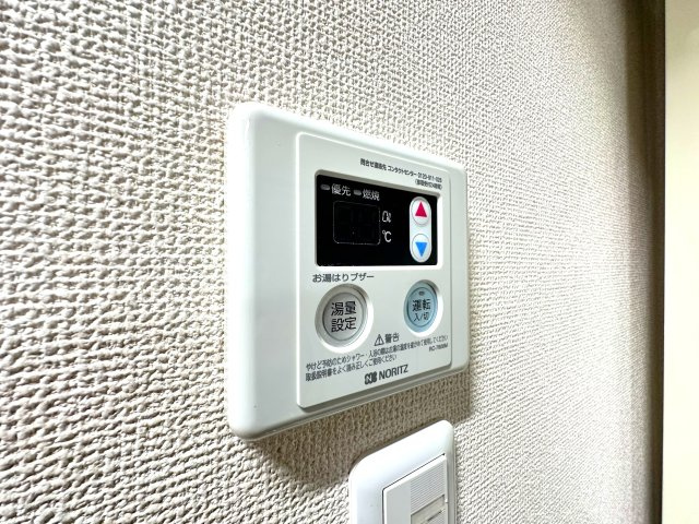 墨田区京島1丁目戸建の発電・温水設備|ワンタッチ操作でお湯張りや追い焚きができるオートバスは、忙しい日々の中でも快適なバスタイムをサポート。湯温の調整や保温も自動で行えるため、いつでもちょうどいい温かさのお風呂が待っています。