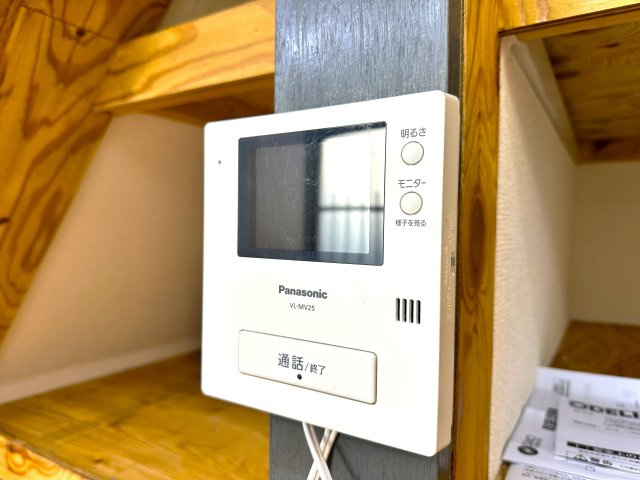 墨田区京島1丁目戸建の防犯設備|リビングから来訪者の姿をしっかり確認できるモニター付きインターホンは、防犯性はもちろん、急な来客にも安心して対応できる心強い設備。ご家族の安全と安心な暮らしをそっと支えてくれます。