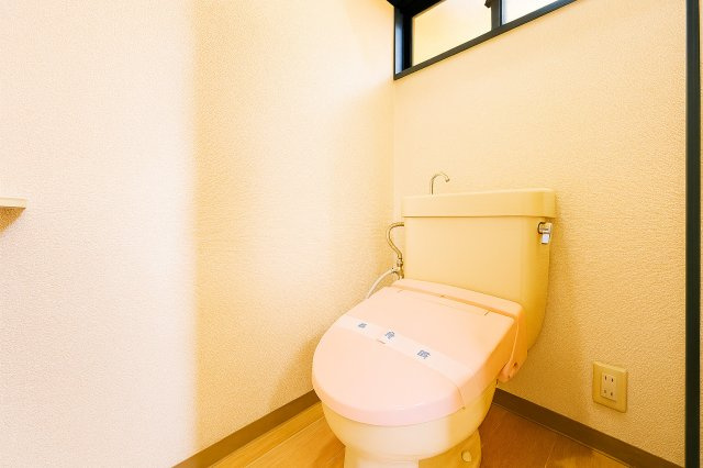 墨田区京島1丁目戸建のトイレ|清潔感のあるトイレは美しい内装とすっきりとしたデザインが、暮らしに心地よさをプラス。清潔・快適・美しさが調和した、上質な空間です。